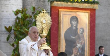 Папа: израненный мир нуждается в благоухании хлеба любви. Святая Месса в Латеранской базилике (+ ФОТО)