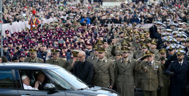 Папа: армии должны использоваться только для законной защиты (+ ФОТО)