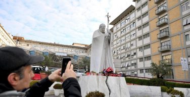 Состояние Папы стабильное, последние анализы показывают небольшое улучшение