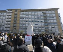 Папа Римский перенес два эпизода острой дыхательной недостаточности