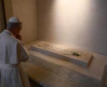 Лев XIV помолился у могилы Папы Франциска в Санта-Мария-Маджоре (+ ФОТО)