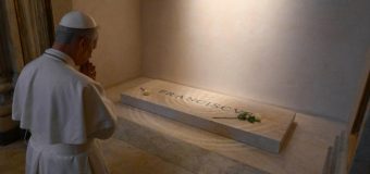Лев XIV помолился у могилы Папы Франциска в Санта-Мария-Маджоре (+ ФОТО)