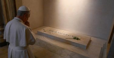 Лев XIV помолился у могилы Папы Франциска в Санта-Мария-Маджоре (+ ФОТО)