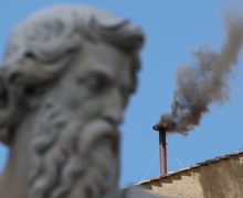Над Сикстинской капеллой снова черный дым: Папа Римский пока не избран (+ ФОТО)