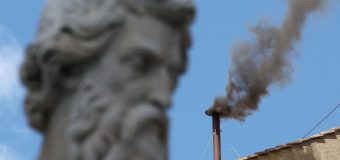 Над Сикстинской капеллой снова черный дым: Папа Римский пока не избран (+ ФОТО)