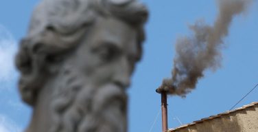 Над Сикстинской капеллой снова черный дым: Папа Римский пока не избран (+ ФОТО)