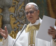Папа Лев XIV в своей первой проповеди: «Да будет Церковь маяком в ночи мира». Ватикан, Сикстинская капелла, 9 мая 2025 года