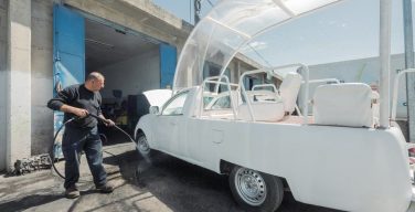 Папамобиль Папы Франциска будет переоборудован в мобильный госпиталь для Газы