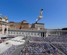 Папа на Regina Caeli: пусть Дух воскресшего Христа наставит правителей на путь мира
