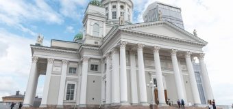 Самая известная достопримечательность Хельсинки сменила цвет