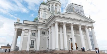 Самая известная достопримечательность Хельсинки сменила цвет