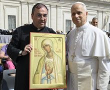 Папе подарили список богородичной иконы из России