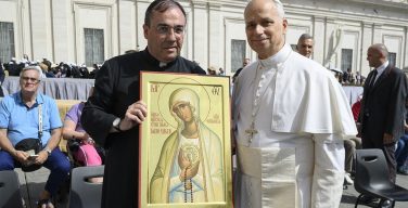 Папе подарили список богородичной иконы из России