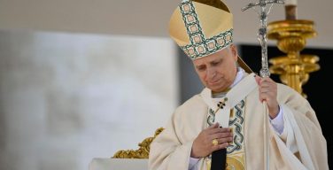 Папа принес соболезнования по поводу смерти кардинала Эдоардо Меникелли