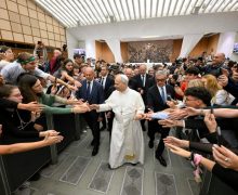 «Не позволяйте алгоритму писать вашу историю». Папа встретился со студентами-паломниками Юбилея мира образования