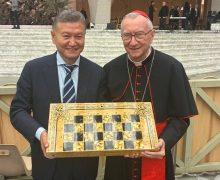 Бывший глава Калмыкии рассказал, что подарил Папе Римскому уникальный набор шахмат