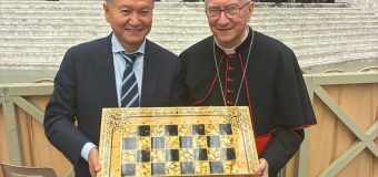 Бывший глава Калмыкии рассказал, что подарил Папе Римскому уникальный набор шахмат