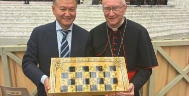 Бывший глава Калмыкии рассказал, что подарил Папе Римскому уникальный набор шахмат