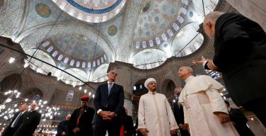 3-й день Апостольского визита в Турцию: Папа посещает Голубую мечеть (+ ФОТО)