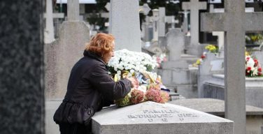 Как поминают усопших родственников католики?