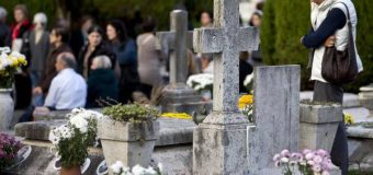 Как поминают усопших родителей католики?