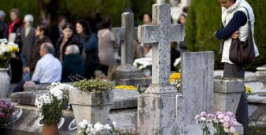 Как поминают усопших родителей католики?