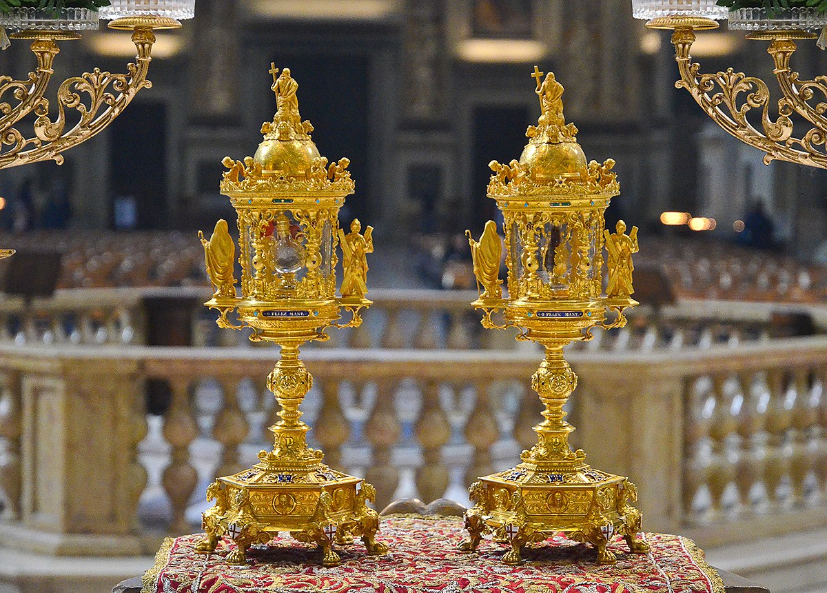 В Рим впервые доставили сосуд с землей, орошенной кровью Христовой