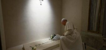 Папа Лев XIV помолился у гробницы Папы Франциска