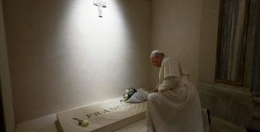 Папа Лев XIV помолился у гробницы Папы Франциска