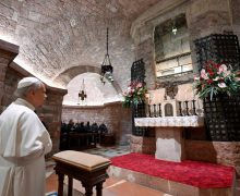 Папа в Ассизи: молитва у гробницы св. Франциска