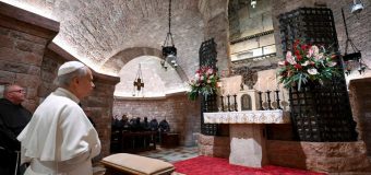 Папа в Ассизи: молитва у гробницы св. Франциска