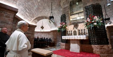 Папа в Ассизи: молитва у гробницы св. Франциска