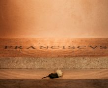 Папа Лев XIV помолился у гробницы Папы Франциска