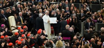 Папа вручил премию Ратцингера всемирно известному дирижёру (+ ФОТО)