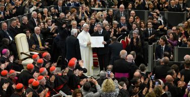 Папа вручил премию Ратцингера всемирно известному дирижёру (+ ФОТО)