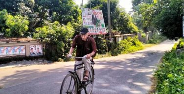 В Бангладеш 88-летний священник печется о детях-инвалидах, разъезжая по епархии на велосипеде