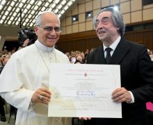 Папа вручил премию Ратцингера всемирно известному дирижёру (+ ФОТО)