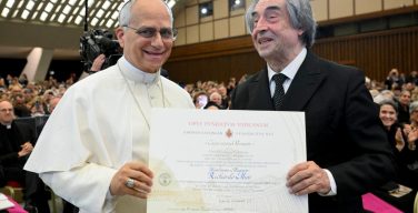Папа вручил премию Ратцингера всемирно известному дирижёру (+ ФОТО)