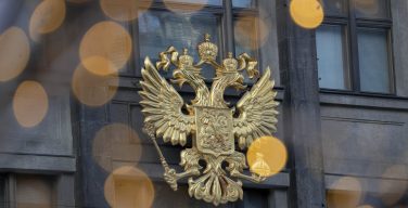 Госдума приняла в I чтении законопроект, закрепляющий наличие крестов на гербе России