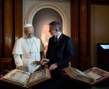 Лев XIV посетил выставку шедевра книжного искусства XV века