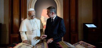 Лев XIV посетил выставку шедевра книжного искусства XV века