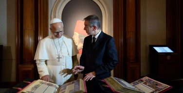 Лев XIV посетил выставку шедевра книжного искусства XV века