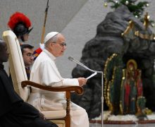 Папа призвал дипломатов разоружить слова