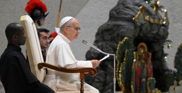 Папа призвал дипломатов разоружить слова