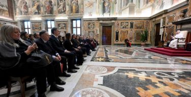 Папа встретился с организаторами и артистами «Концерта с бедными»