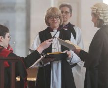 Первая женщина-архиепископ официально возглавила Церковь Англии