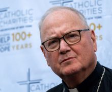 Крест дома и молчание в церкви: кардинал Долан призывает к благочестию