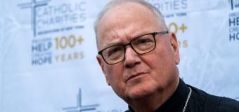 Крест дома и молчание в церкви: кардинал Долан призывает к благочестию