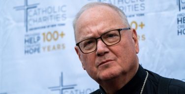 Крест дома и молчание в церкви: кардинал Долан призывает к благочестию