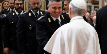 Папа поблагодарил итальянских полицейских за помощь Ватикану